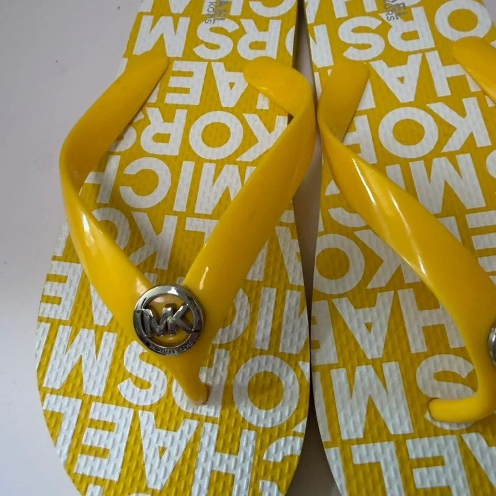 Michael Kors Womens Flip Flops Sandals Yellow White MK Logo Print Thong Sz 8M